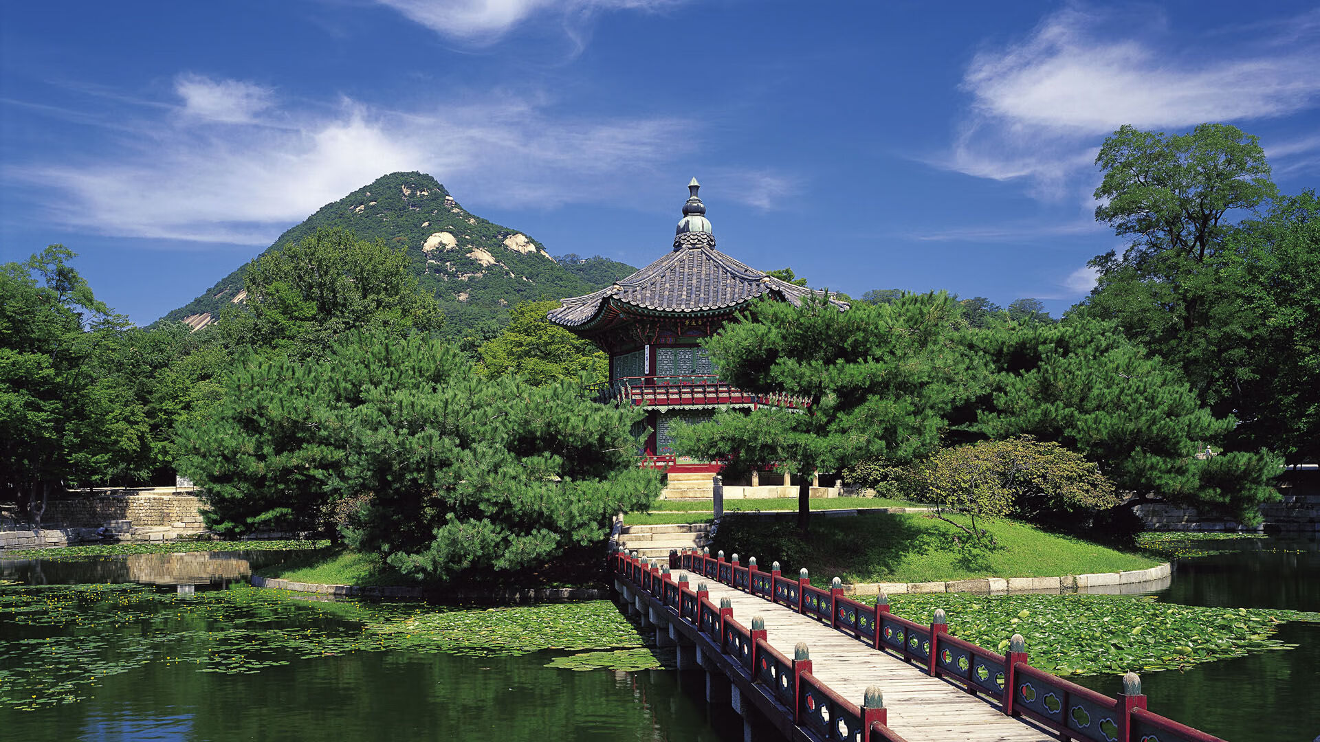 开云体育官方网站-“球场内外：运动员的多彩生活展开”，运动员在球场训练形容词