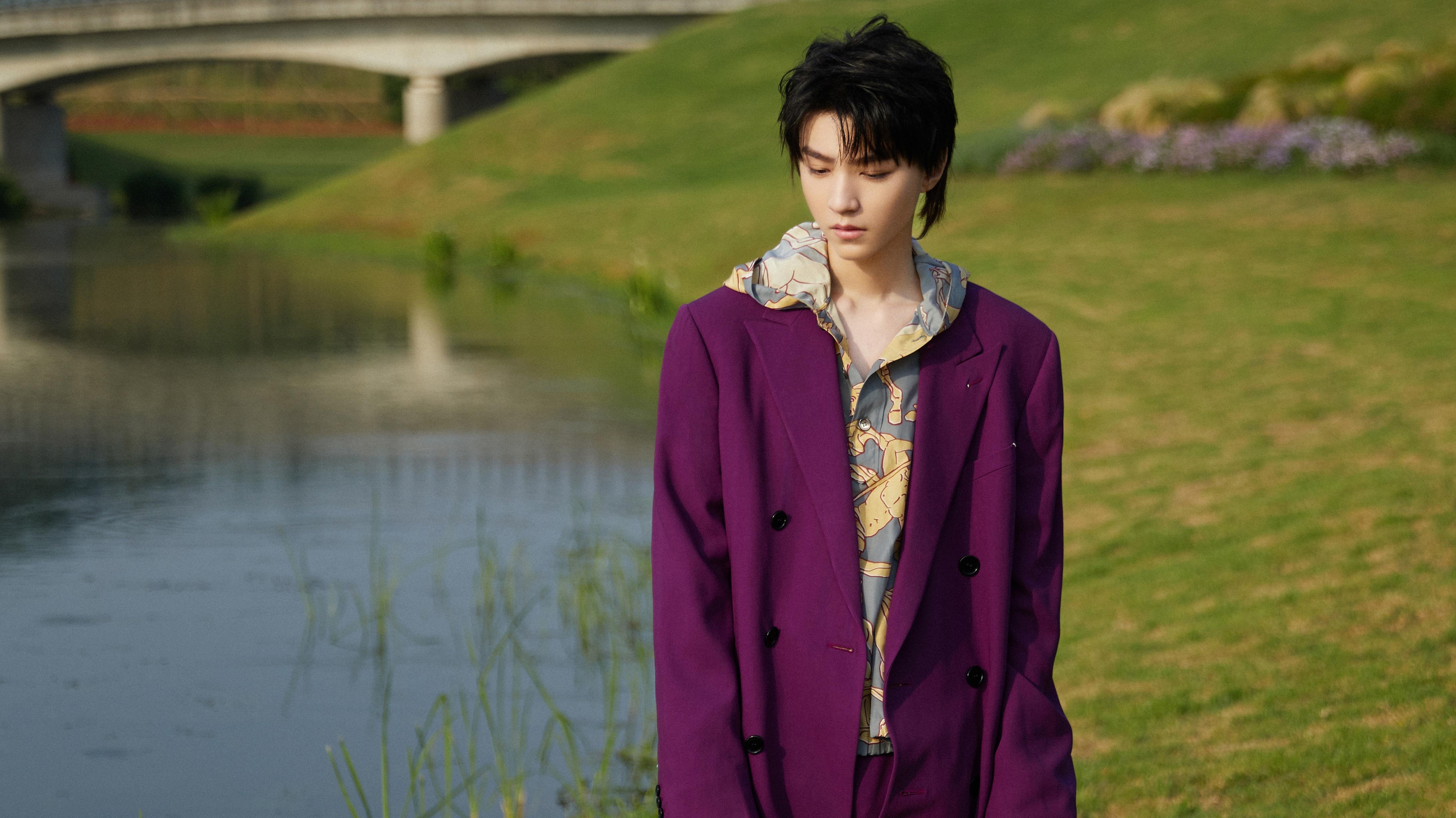 “高新体育中心：举重选手突破极限，赛场上演壮丽的力量之战”