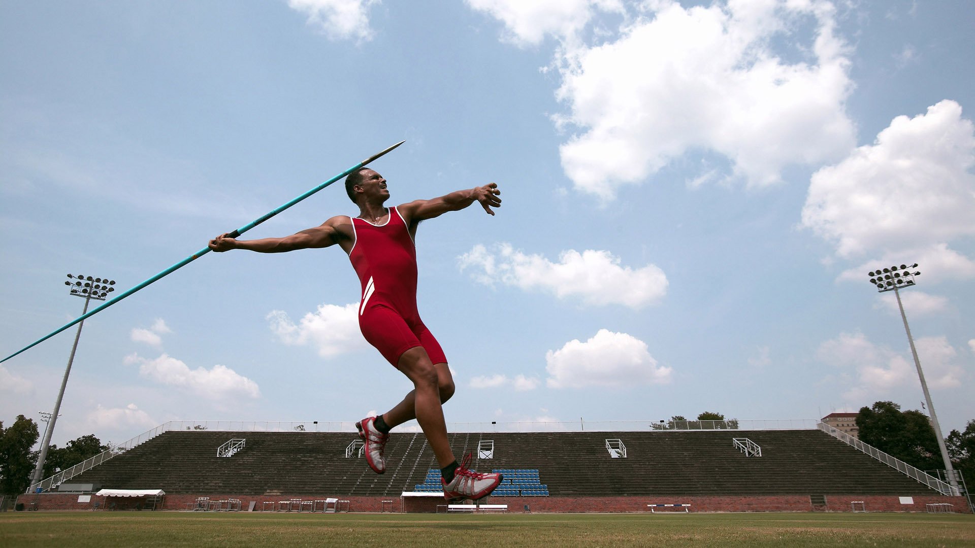 “荒漠之王：金色沙丘上的生死追逐”，沙漠金色是什么颜色